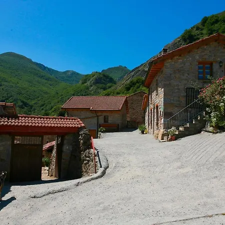 Casa De Aldea Cuendias Nyaraló Perlunes